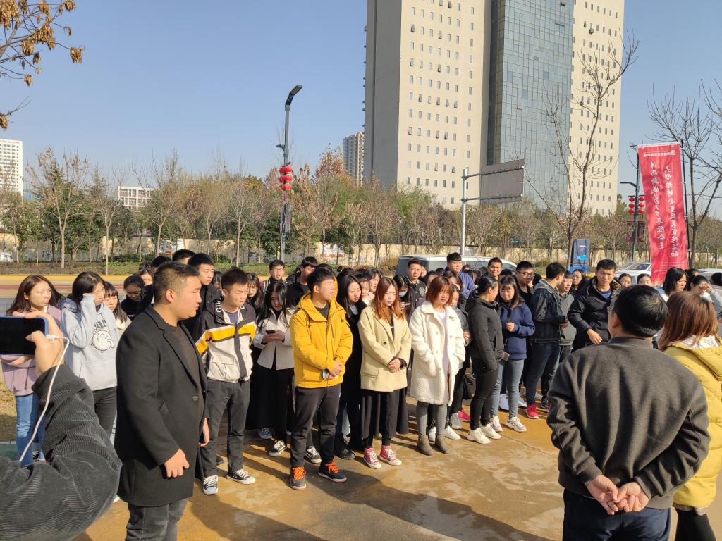 沣西民政部门领导为我院毕业生介绍招聘会企业情况